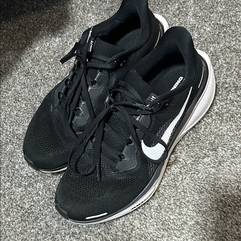 Nike Black and White Athletic Trainers